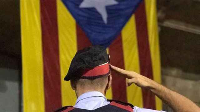 Un mosso d'esquadra saluda a la bandera independentista / CG