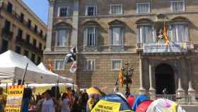 La acampada independentista reducirá su espacio en la plaza de Sant Jaume / @assemblea