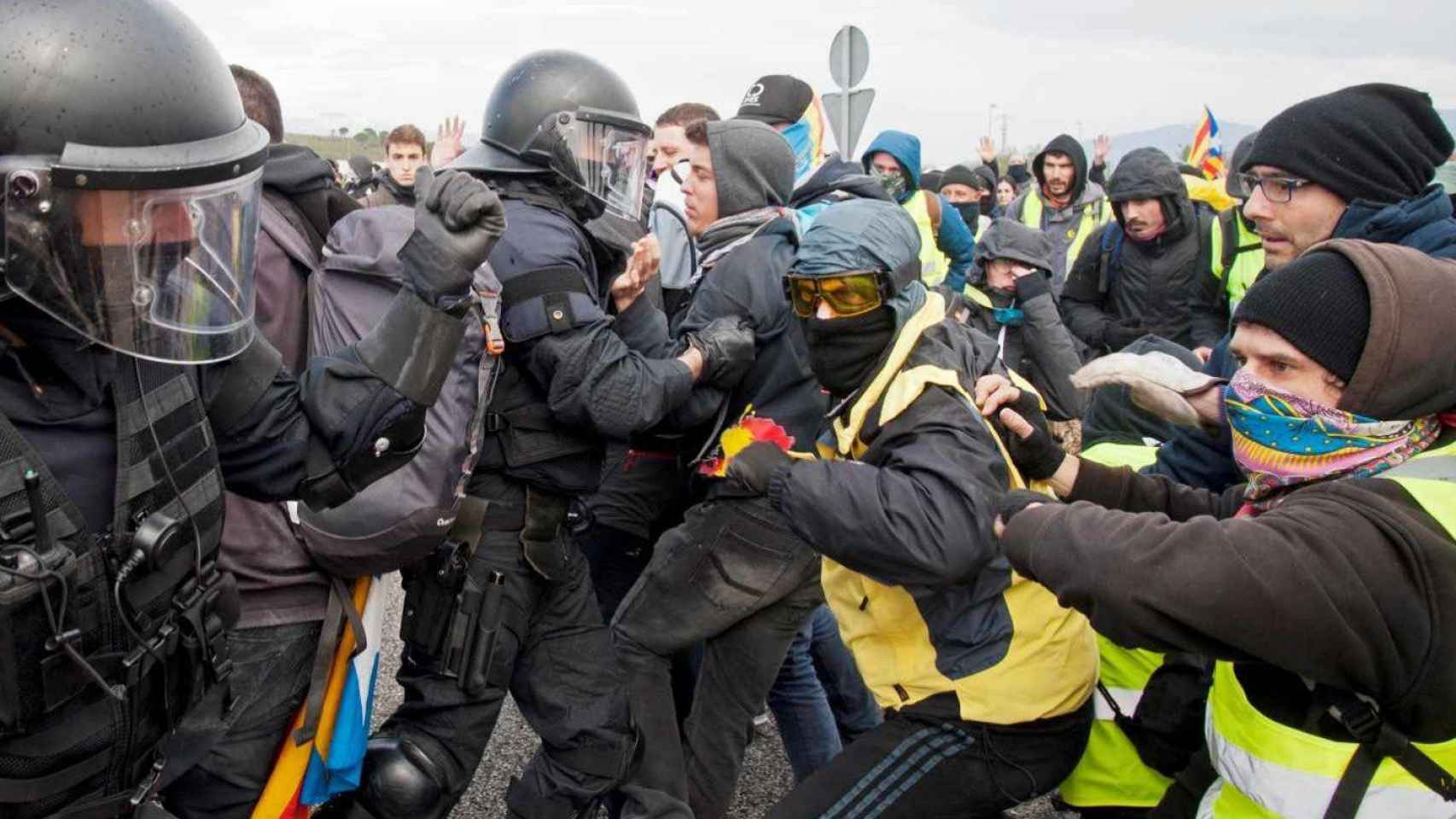 Los Mossos d'Esquadra cargan contra un grupo de manifestantes independentistas / EFE