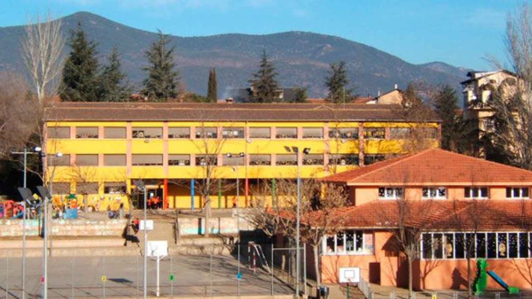 El exterior de la escuela Mossèn Albert Vives de La Seu d'Urgell, del que dos profesoras son investigadas por presuntos delitos de odio / CG