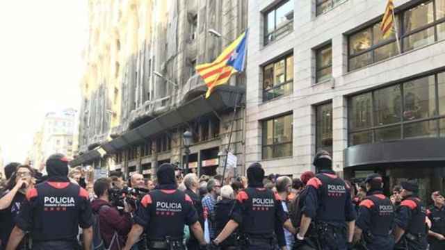 Manifestación ante la sede de la Consejería catalana de Exteriores en Vila Laietana / EUROPA PRESS