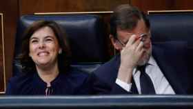 El presidente del Gobierno, Mariano Rajoy (d), junto a la vicepresidenta, Soraya Sáenz de Santamaría (i), durante el debate, en el Pleno del Congreso, de la moción de censura que Unidos Podemos ha presentado contra él