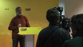 El diputado de la CUP Carles Riera, durante una rueda de prensa en la que ha anunciado el apoyo de su partido a la huelga en enseñanza / CG