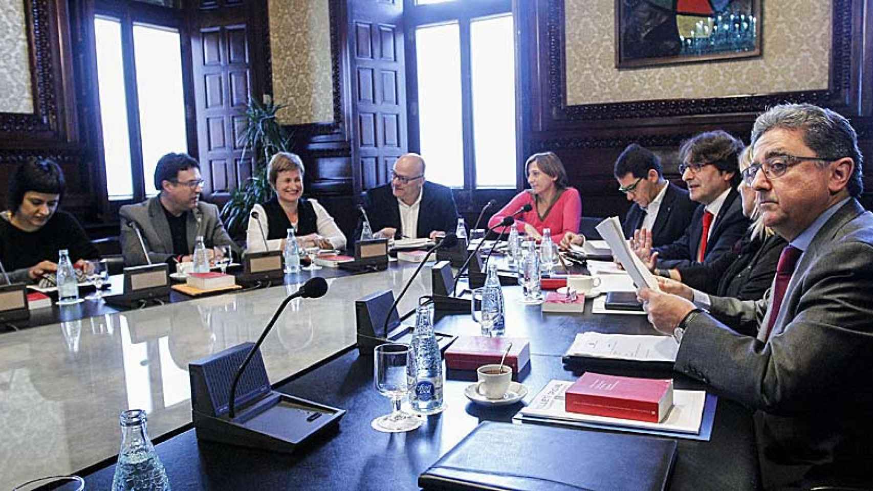 Los diputados, Anna Gabriel (CUP), Joan Josep Nuet (CSQEP), Anna Simó (JXSí) , Lluís M. Corominas (JXS), Carme Forcadell (JxSí), José María Espejo-Saavedra (C's), David Pérez (PSC), Ramona Barrufet (JXSí) y Enric Millo (PP), durante una reunión de la Mesa