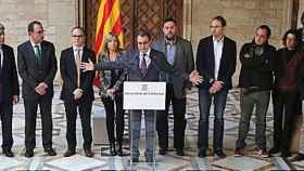 Representantes del Gobierno autonómico, CiU, ERC, ICV-EUiA y la CUP, durante la rueda de prensa de diciembre de 2013 en que anunciaron la fecha y las preguntas pactadas para celebrar un referéndum independentista en Cataluña