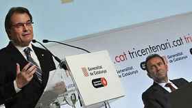 El comisario de los actos del Tricentenario de la Generalitat, Miquel Calçada, escucha atentamente al presidente de la Generalidad, Artur Mas, durante un acto reciente