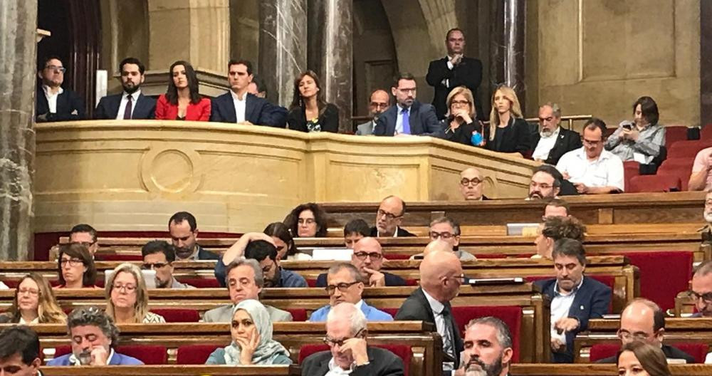 Rivera, Arrimadas, Álvarez de Toledo y Borràs siguen la moción de censura en el gallinero del Parlament