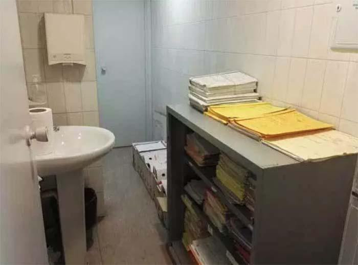 Expedientes almacenados en los lavabos de los juzgados de Mollet del Vallès / CGT