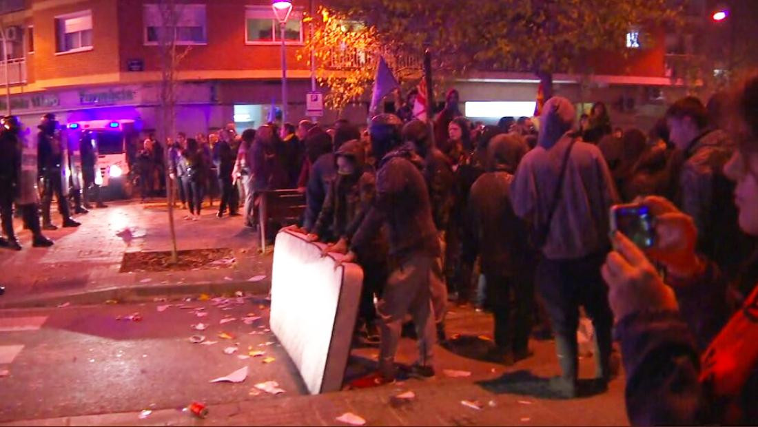 Incidentes en Terrassa (Barcelona) contra un acto de Vox / CG