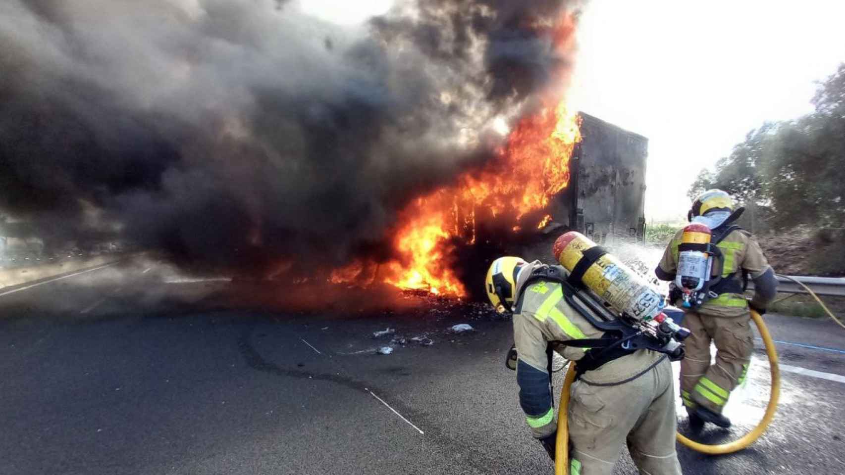 El camión que ha prendido fuego que transportaba materiales textiles / BOMBERS