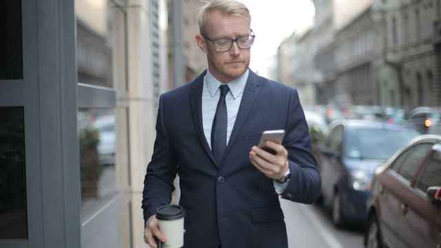 Un hombre lee las noticias del día a través de su teléfono móvil / PEXELS