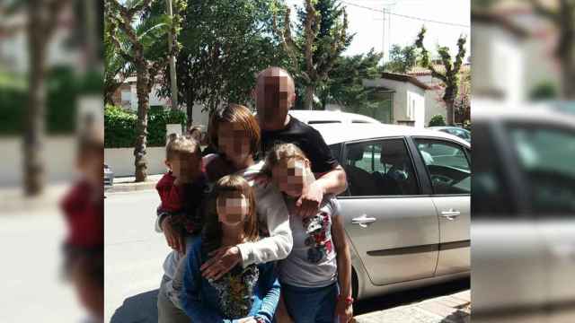 Elisabeth junto a su exmarido y sus hijas en Balaguer, donde conoció a su actual pareja, quien según la víctima le había pegado en alguna ocasión  / CEDIDA