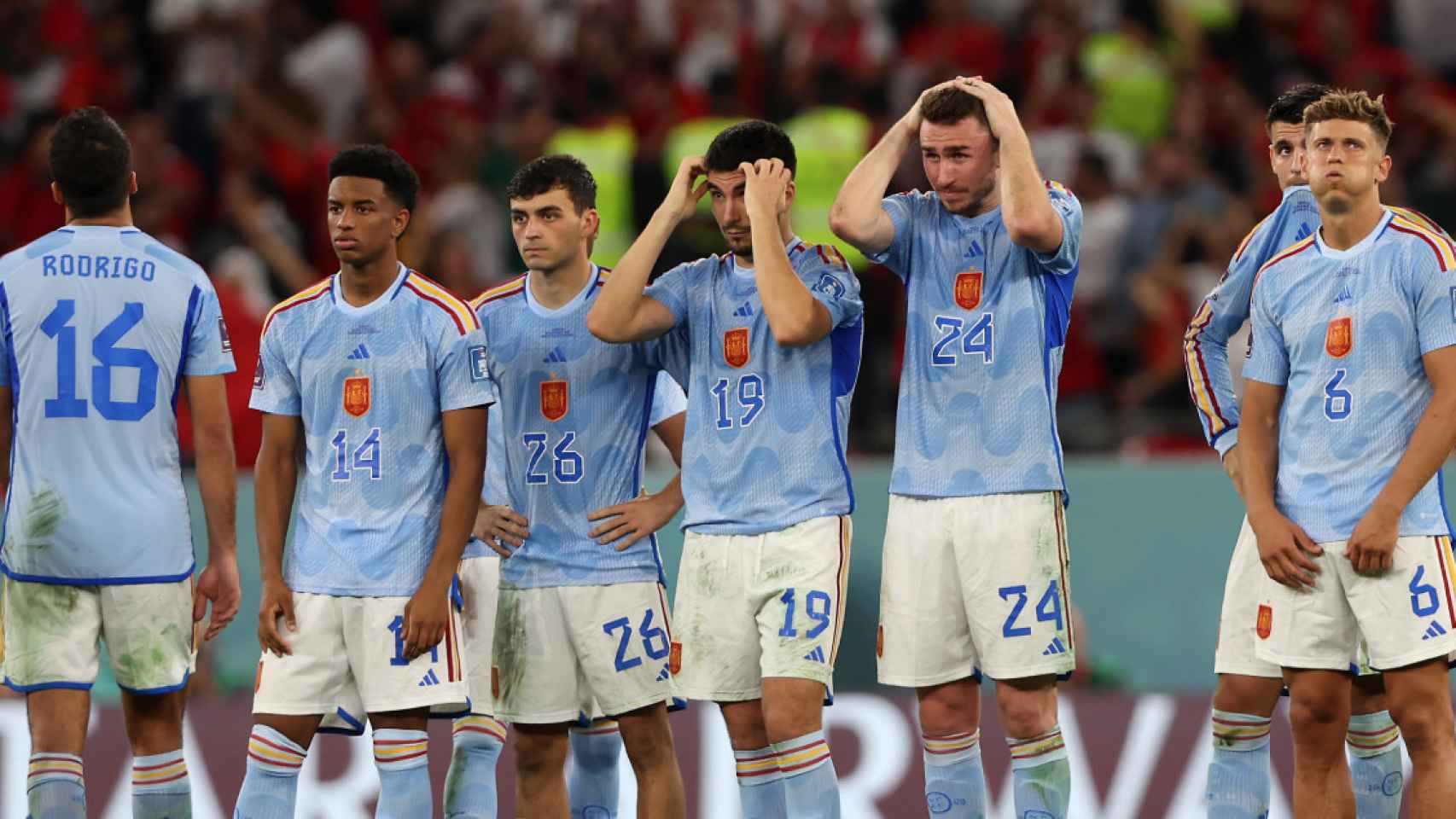 Los jugadores de España reaccionan durante la tanda de penaltis del partido de fútbol de octavos de final de la Copa Mundial de la FIFA 2022 entre Marruecos y España / EFE