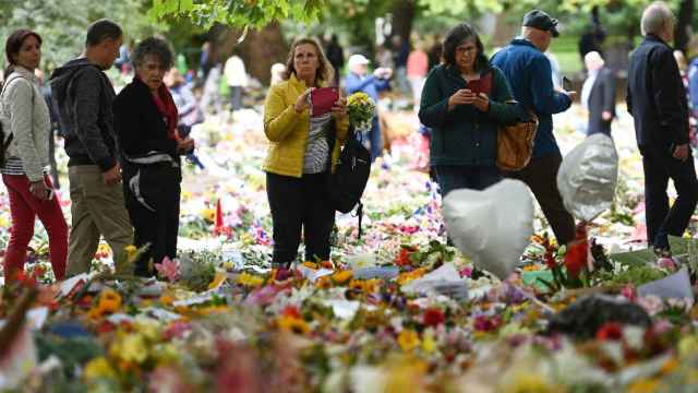 Miles de flores depositan flores en honor a la reina en las inmediaciones del Palacio de Buckingham / ANDY RAIN - EFE