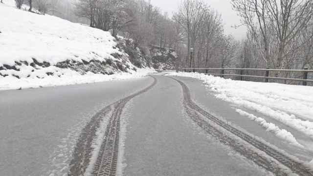 Una de las carreteras nevadas de los Pirineos que ha dejado este miércoles el temporal Celia en Cataluña / TRÀNSIT