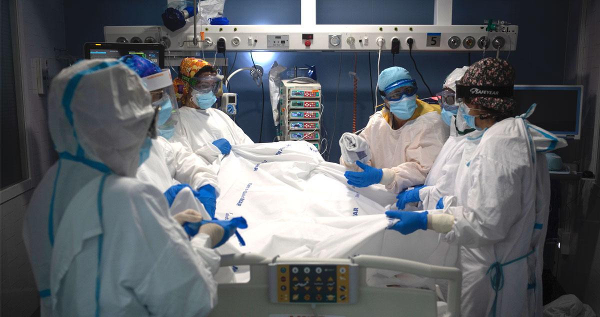 Trabajadores sanitarios atienden a un paciente de coronavirus en la UCI del Hospital del Mar / EP