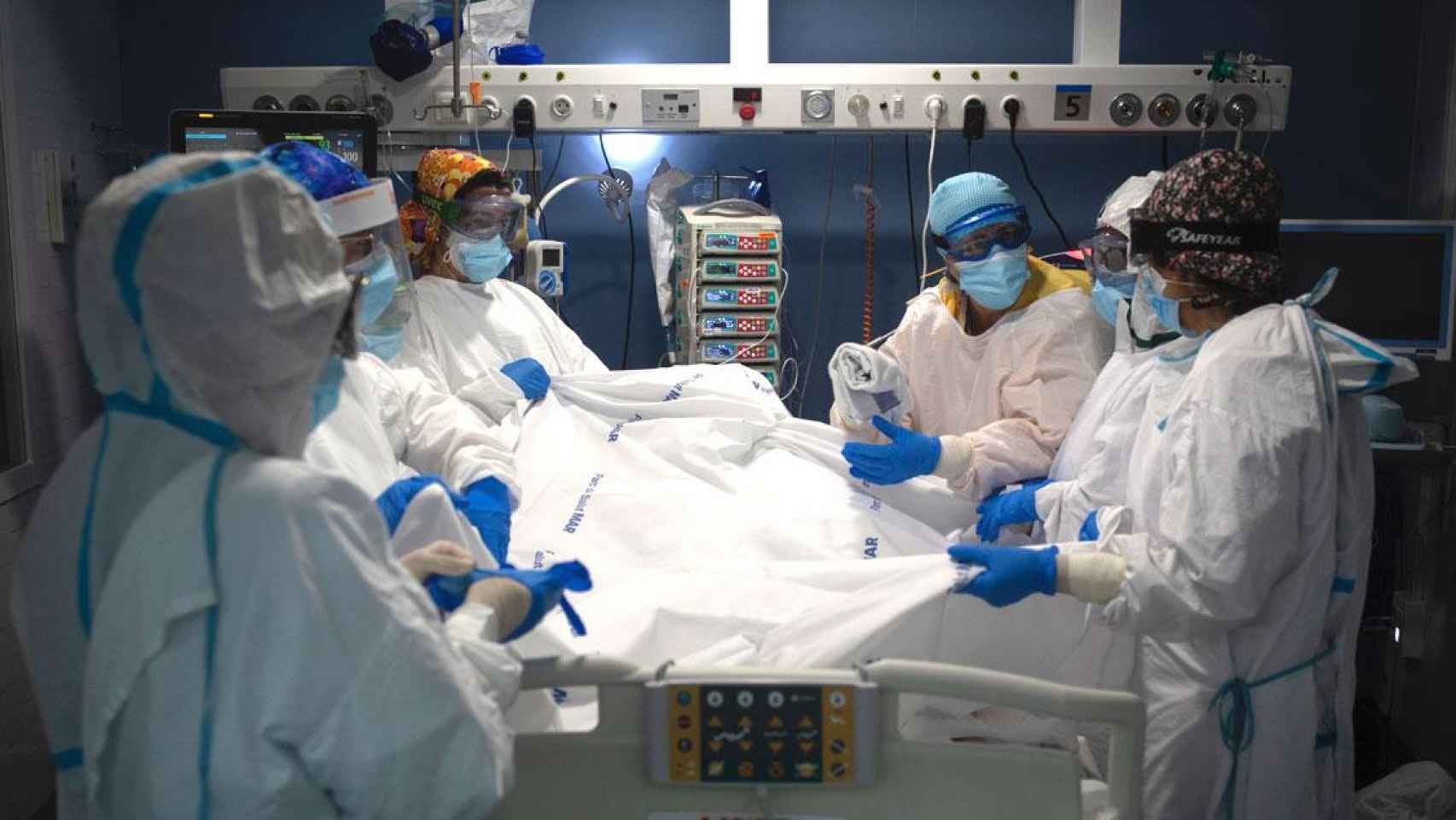 Trabajadores sanitarios atienden a un paciente de coronavirus en la UCI del Hospital del Mar / EP