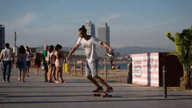 Personas jóvenes en una playa de Barcelona / EP