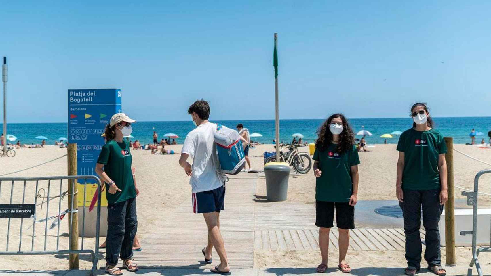 Imagen de los informadores que cerrarán las playas de Barcelona si hay sobreaforo / AJBCN