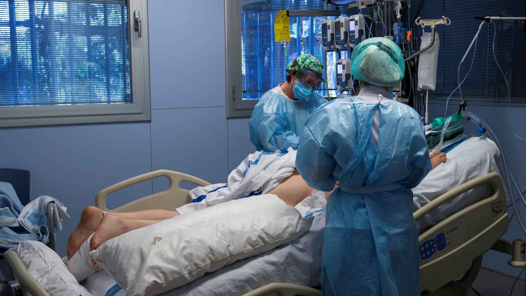 Personal sanitario atendiendo a un paciente ingresado en la uci para enfermos de Covid del Hospital Universitario Dr. Josep Trueta de Girona / GLÒRIA SÁNCHEZ - EUROPA PRESS