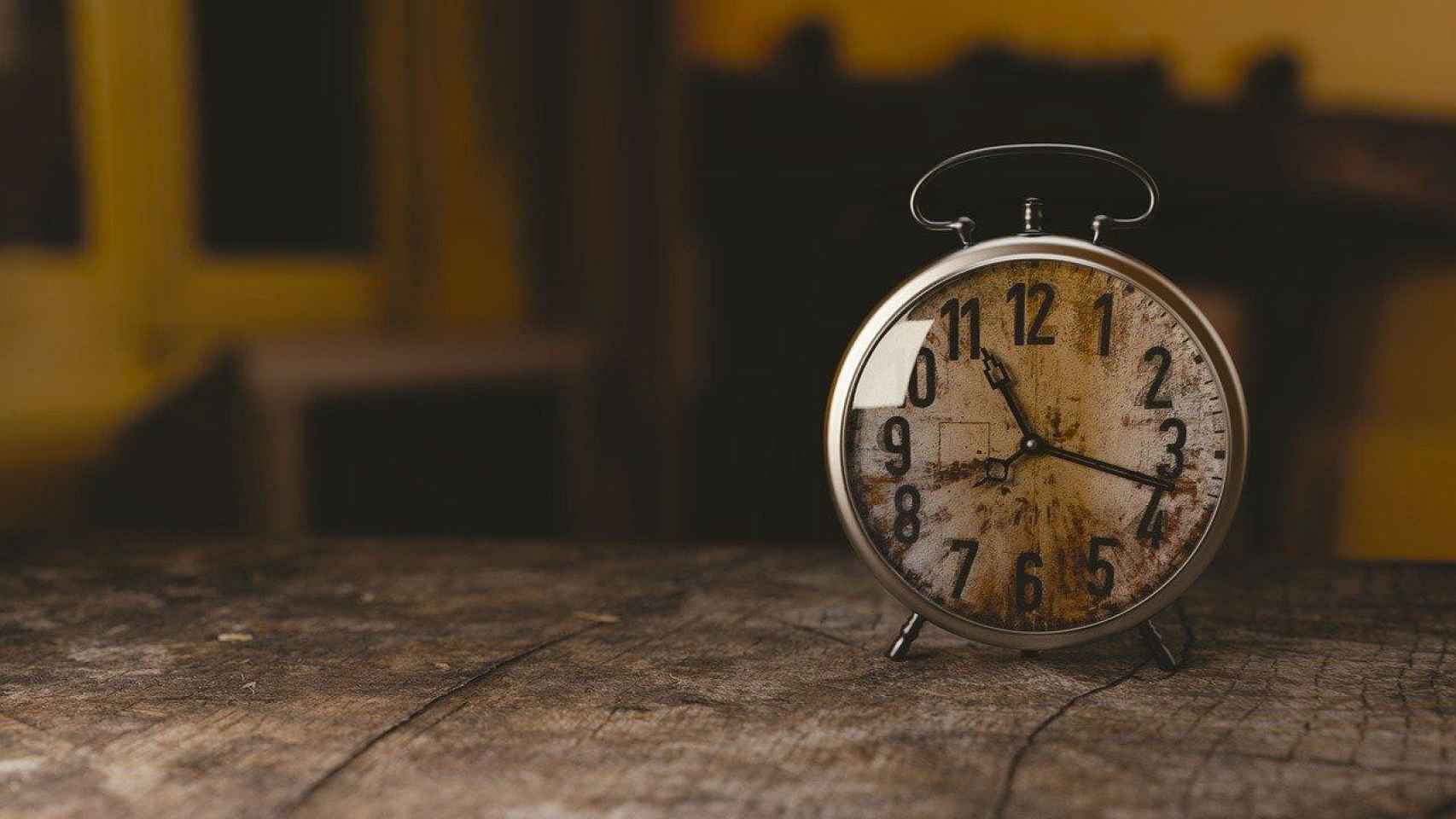 Un reloj despertador, al que hay que cambiar la hora para no llegar tarde al trabajo / PIXABAY