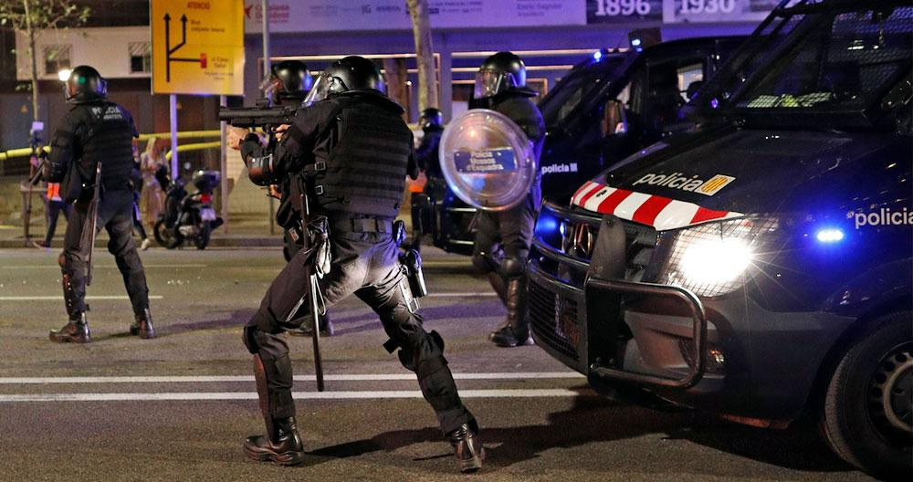 Agentes de Mossos con la pistola para disparar balas de 'foam' / EFE