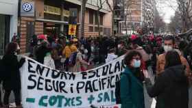 Gran afluencia de asistentes a la concentración qjue reclama mayor seguridad en torno a las escuelas de Barcelona / EIXRESPIRA
