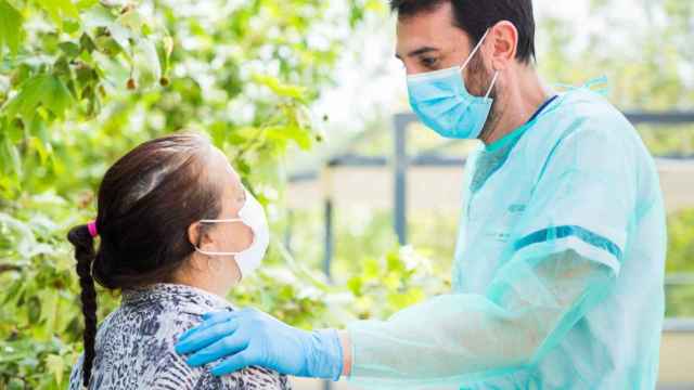 Un psicólogo con una paciente durante la pandemia / FUNDACIÓN LA CAIXA