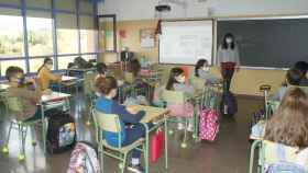 Un grupo de alumnos presta atención en clase / EP