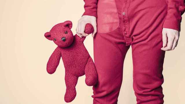 Un chico en pijama sujeta un oso de peluche / PIXABAY