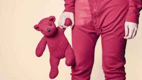 Un chico en pijama sujeta un oso de peluche / PIXABAY