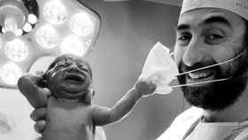 La imagen del bebé que arranca la mascarilla a un médico se ha hecho viral / INSTAGRAM