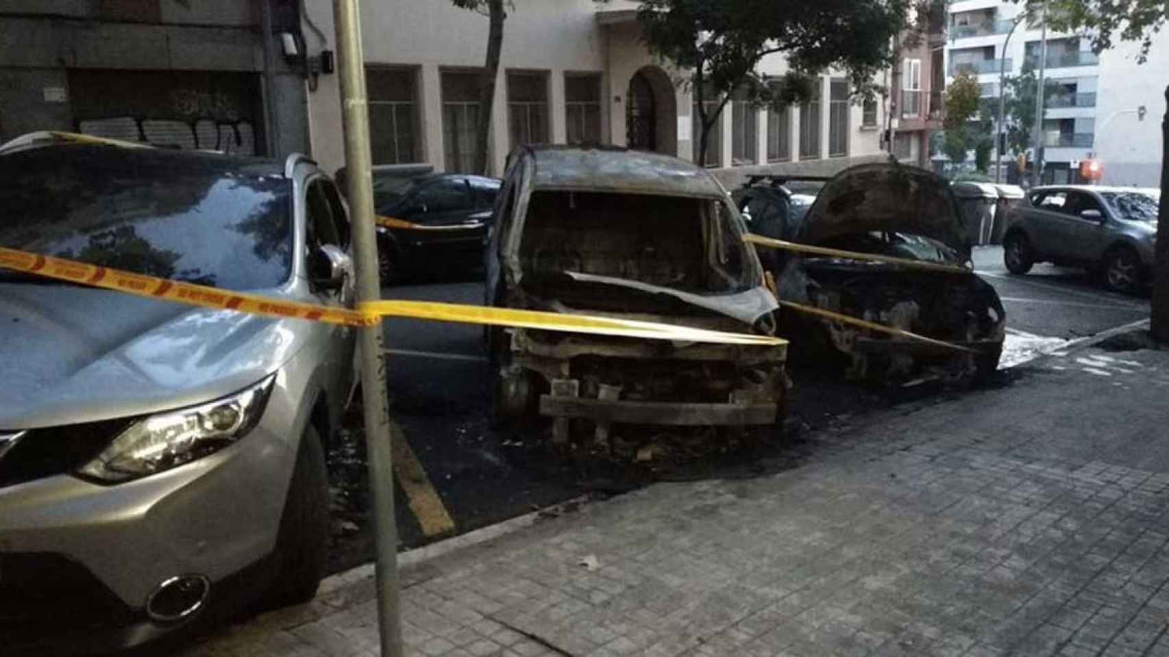 Tres coches quemados en el barrio del Guinardó de Barcelona / TWITTER