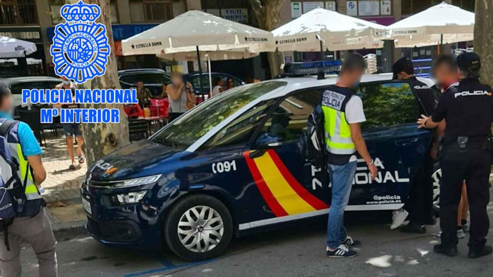 Efectivos de la Policía Nacional con uno de los empresarios detenidos en Tarragona por explotación laboral / POLICÍA NACIONAL