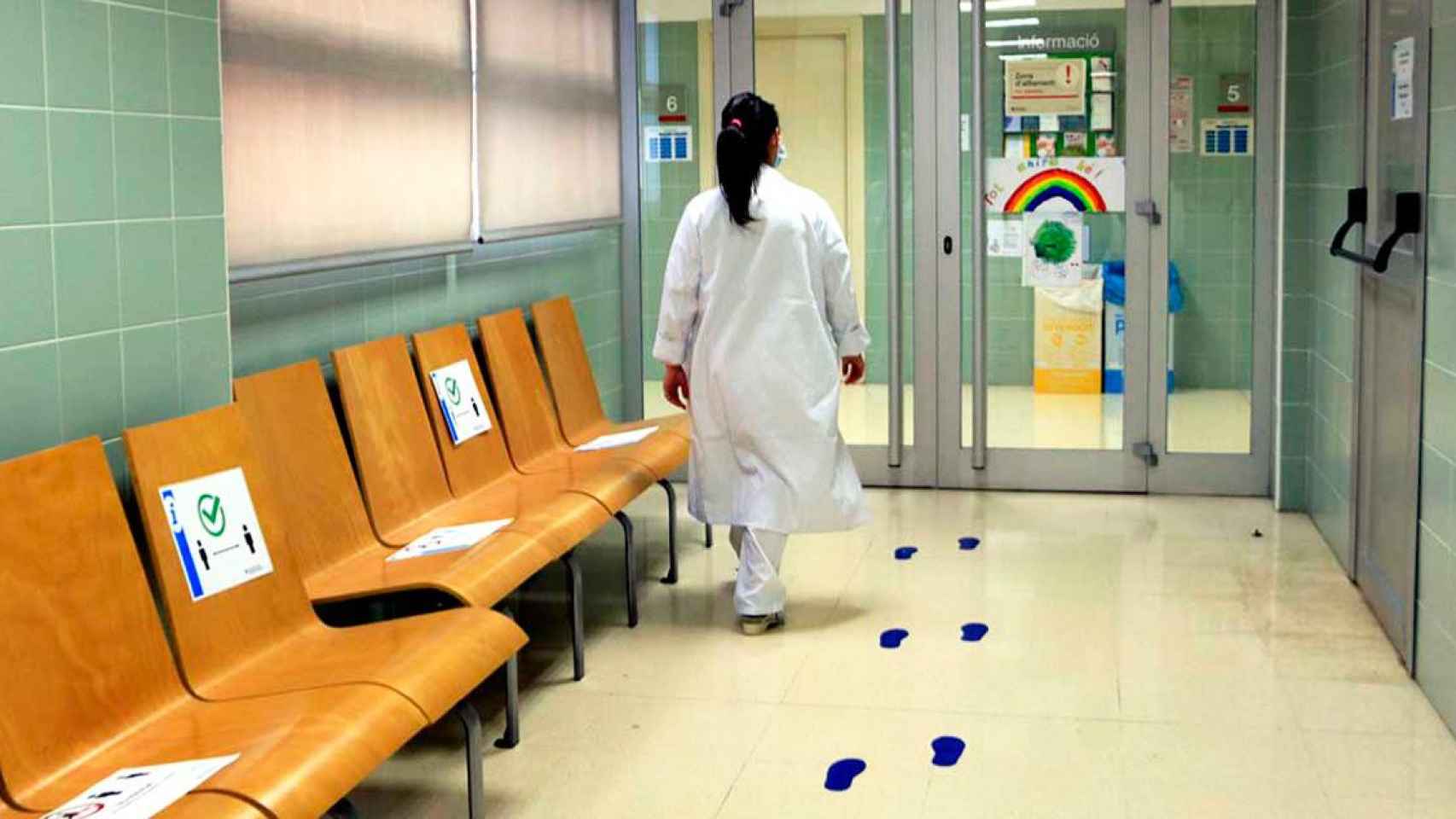 Imagen de una sanitaria en un centro de atención primaria de Barcelona / CG