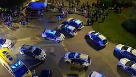 Despliegue de Mossos d'Esquadra tras altercados contra un piso ocupado en Premià de Mar con sus vehículos detenidos / TWITTER