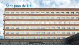 Hospital Sant Joan de Déu, donde se encuentra ingresada la mujer tras lanzarse por el balcón / EFE