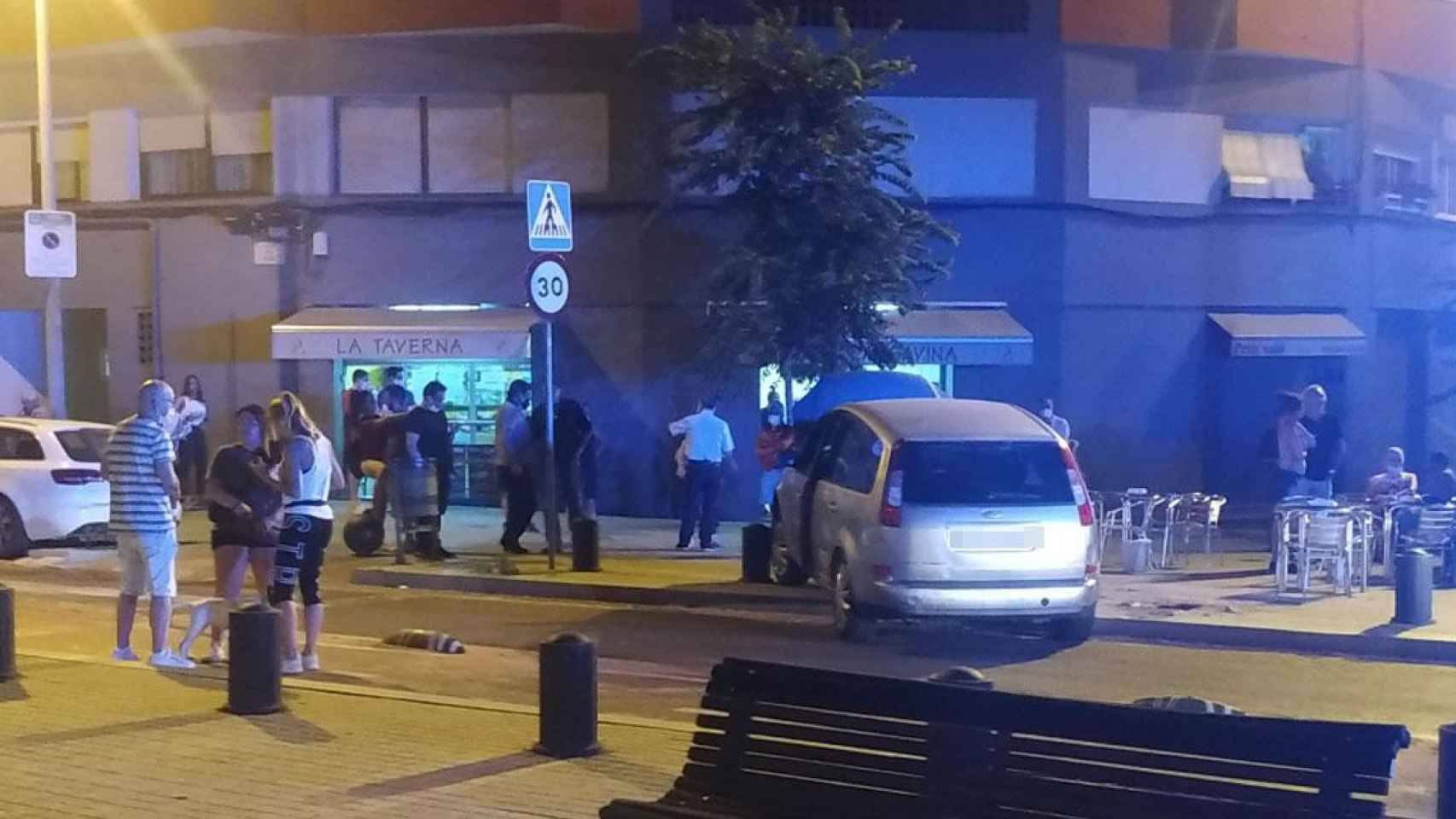 El coche empotrado contra una terraza en Sant Andreu, Barcelona / KIT RADIO INTERNACIONAL