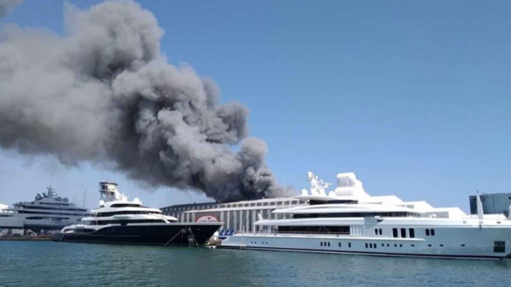 Incendio en el Puerto de Barcelona / EUROPA PRESS