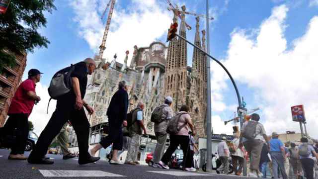 Varios turistas a punto de entrar en la Sagrada Família de Barcelona / EFE