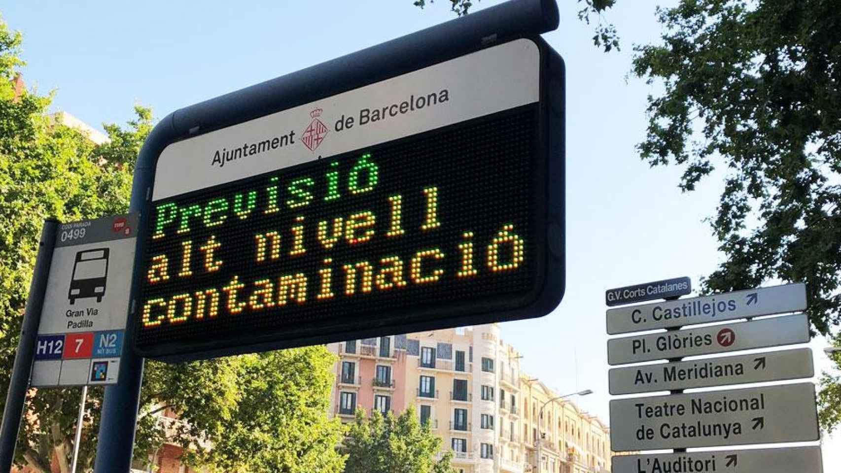 Un pantalla del Ayuntamiento alerta del alto nivel de contaminación en Barcelona / CG