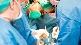 Intervención quirúgica para implantar un corazón artificial en el Hospital Universitario de Bellvitge (HUB) / CG