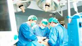 Cirujanos en un quirófano realizan un trasplante / EFE