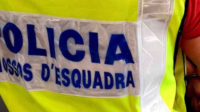 Un agente de los Mossos d'Esquadra con un detenido / MOSSOS D'ESQUADRA