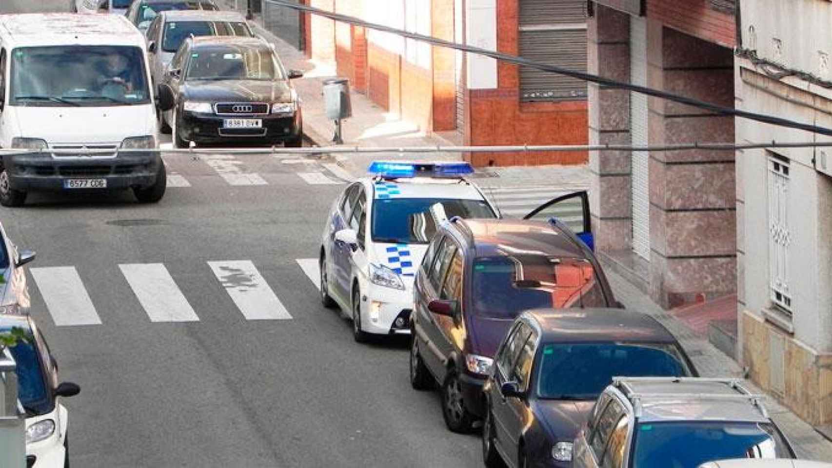 Imagen de un vehículo policial en una localidad de la conurbación de Barcelona / CG