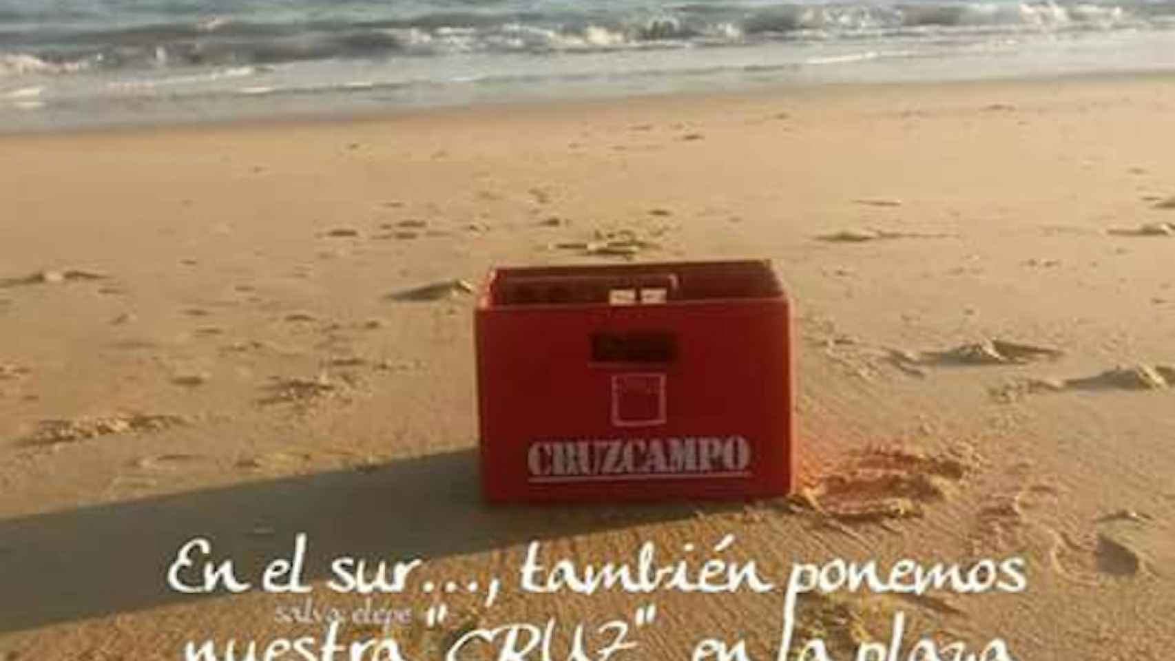 Una foto de la campaña viral de Cruzcampo de sus cruces en las playas andaluzas