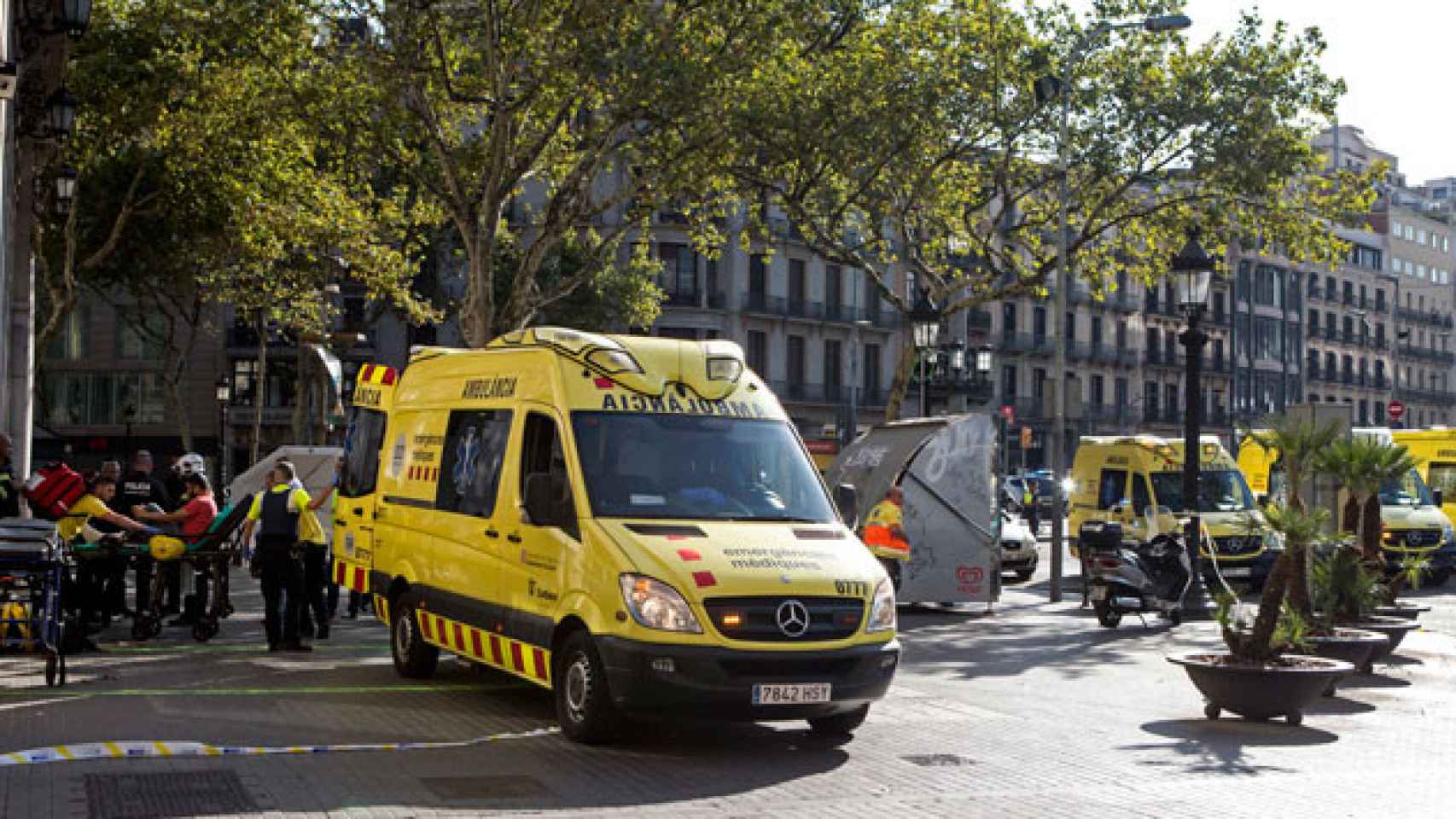 Una ambulancia en el lugar del atentado yihadista de Las Ramblas el pasado 17 de agosto / EFE