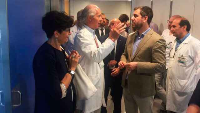 El consejero de Salud, Toni Comín (d), durante la visita a un centro sanitario / CG