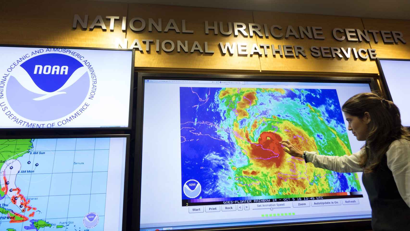 Una meteoróloga del Centro Nacional de Huracanes muestra el ciclón Matthew en un mapa / EFE