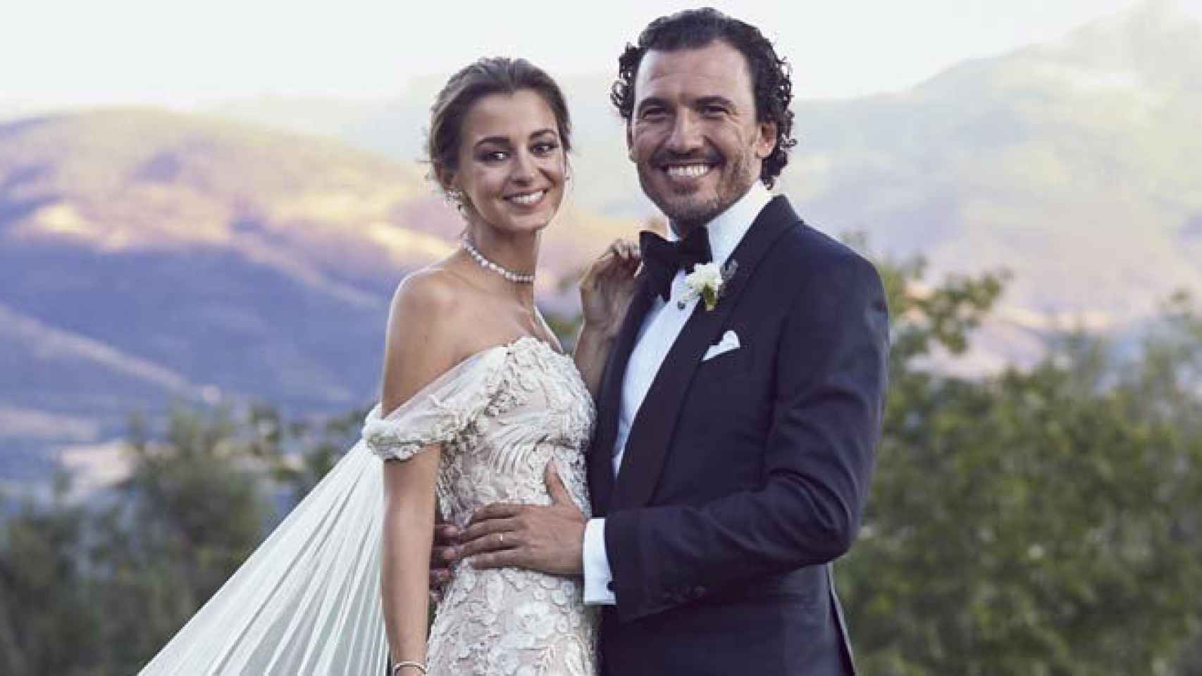 Gabriela Palatchi y su marido, Ediz Elhalef, posan durante el día de su boda en Puigcerdà